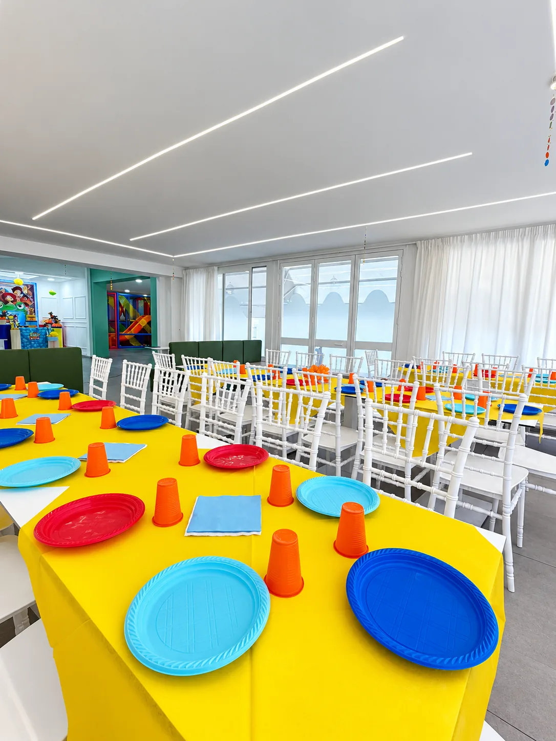 La sala Carosello allestita con tavoli e decorazioni per una festa