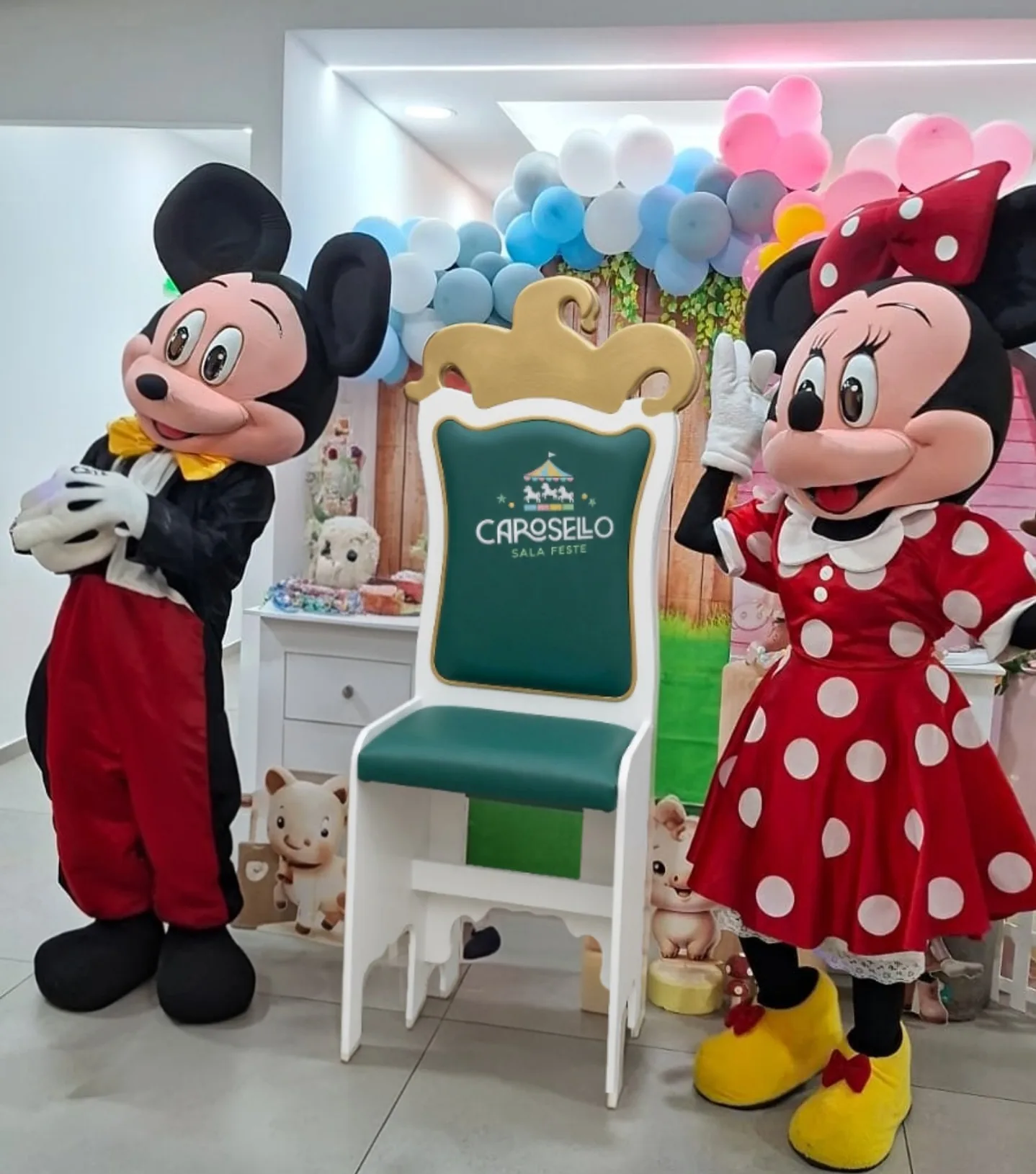 Mascotte con costume da topolino