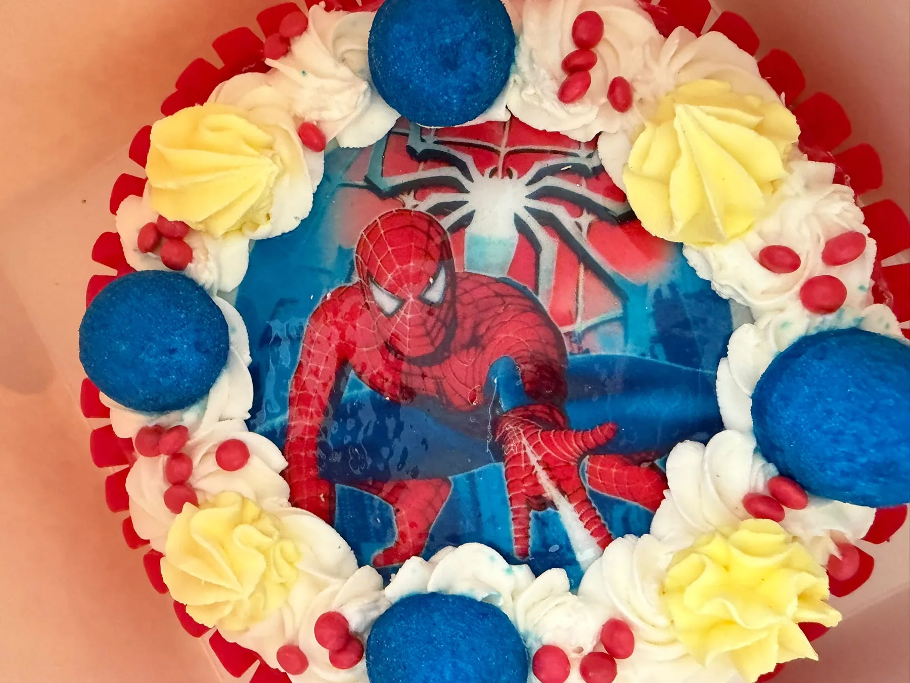 Esempio autentico di torta decorata a tema Spider-Man; non mostra nomi personali